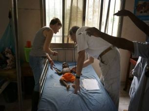 Ebola, un medico e un’ostetrica in quarantena in Lombardia article-post