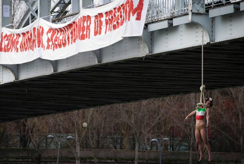 Parigi, protesta choc delle Femen per la visita di Rouhani article-post