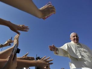Papa Francesco, i sacerdoti potranno assolvere le donne pentite dell’aborto e chiede una “grande amnistia” per i detenuti article-post