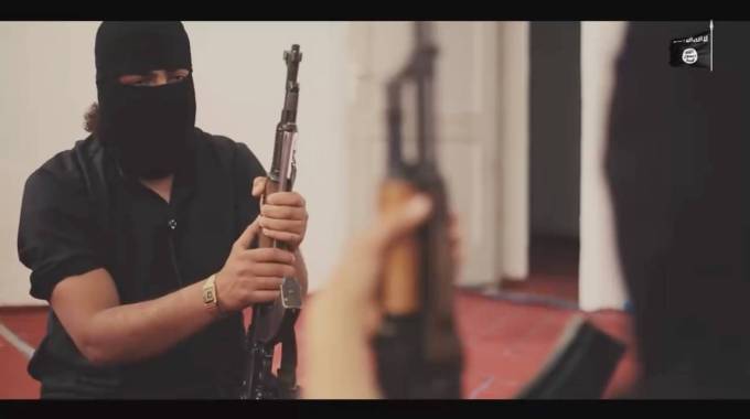 Isis, ragazzino diffonde via WattsApp tra i compagni di scuola il video di una decapitazione article-post