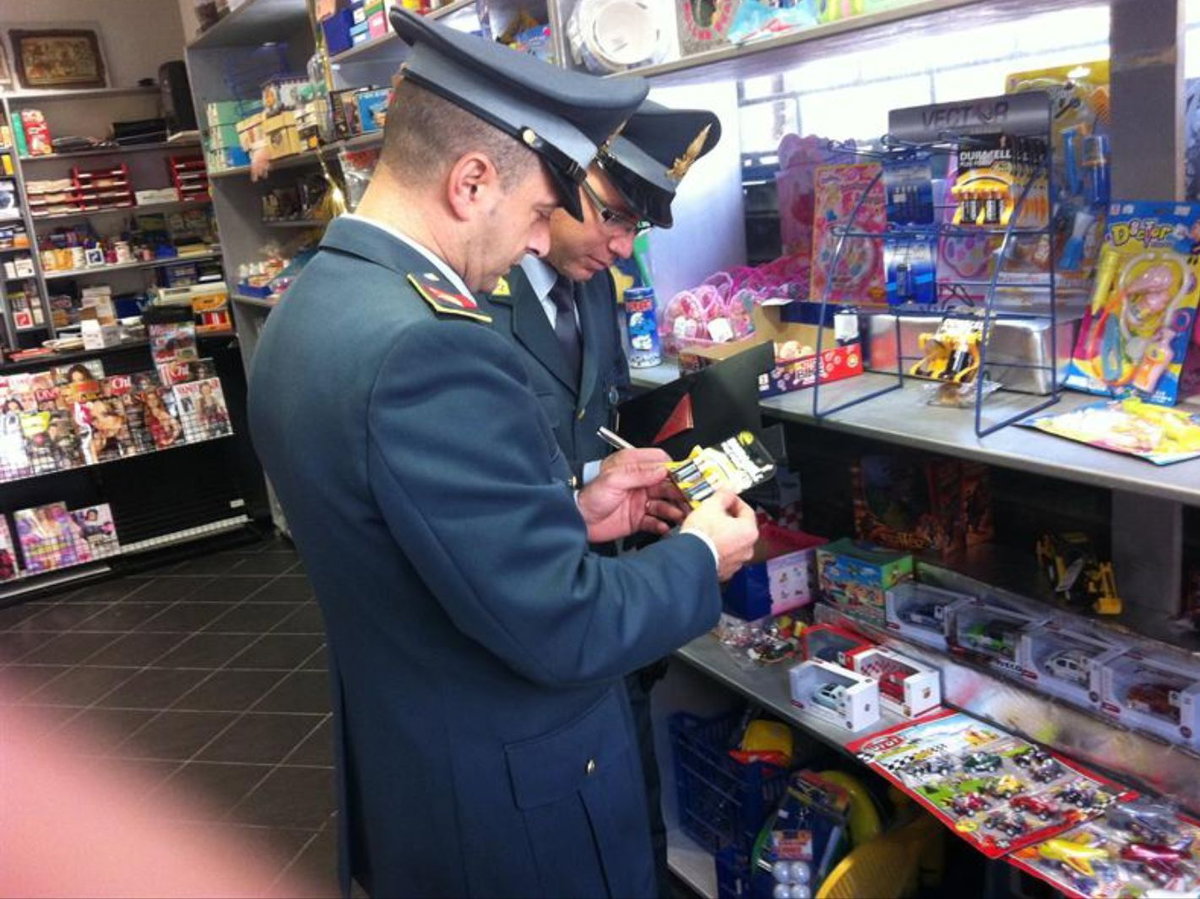 Taranto – Sequestrata ingente quantità di articoli nocivi per la salute; Detenuto aggredisce 3 agenti article-post