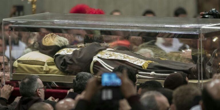 Dopo la visita del Santo Padre la salma di Padre Pio fa il suo rientro nella sfarzosa cripta del Santuario di San Pio da Pirtrelcina article-post