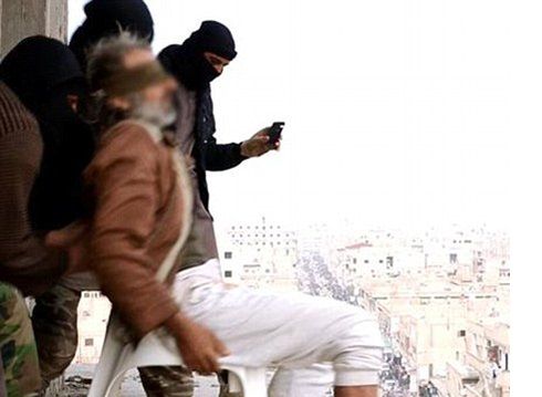 Isis: due ragazzi gay gettati dal tetto di un albergo. article-post