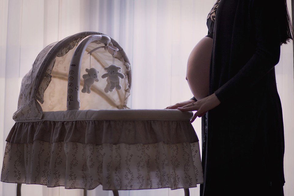 Taglio bonus e congedi per mamme, la protesta dei dipendenti UBS in Svizzera article-post