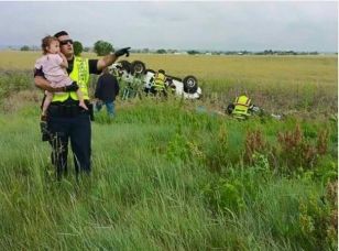 Poliziotto distrae una bambina per non farle vedere il padre che muore article-post