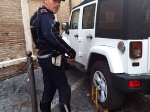 Roma: ganasce all’auto di Renato Zero article-post