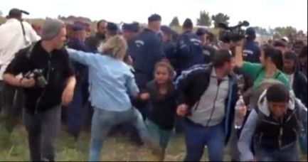 Ungheria: Video della giornalista Petra Lazlo fa cadere migrante con bambina volutamente article-post