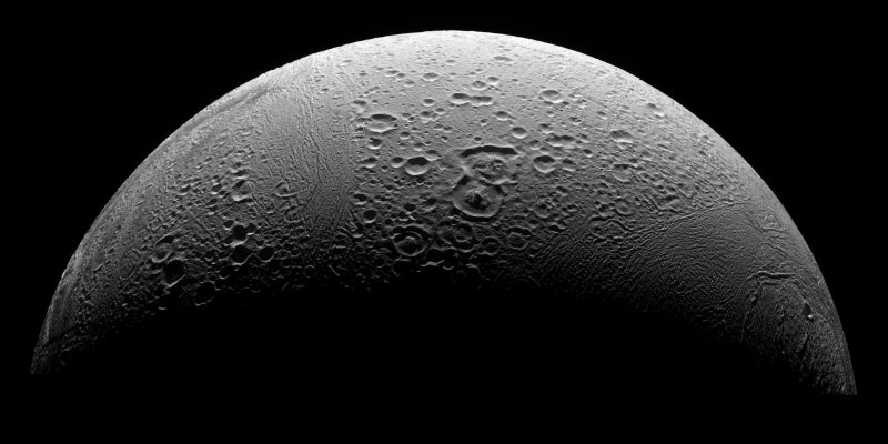 Encelado: molecole organiche emesse dai geyser della luna article-post