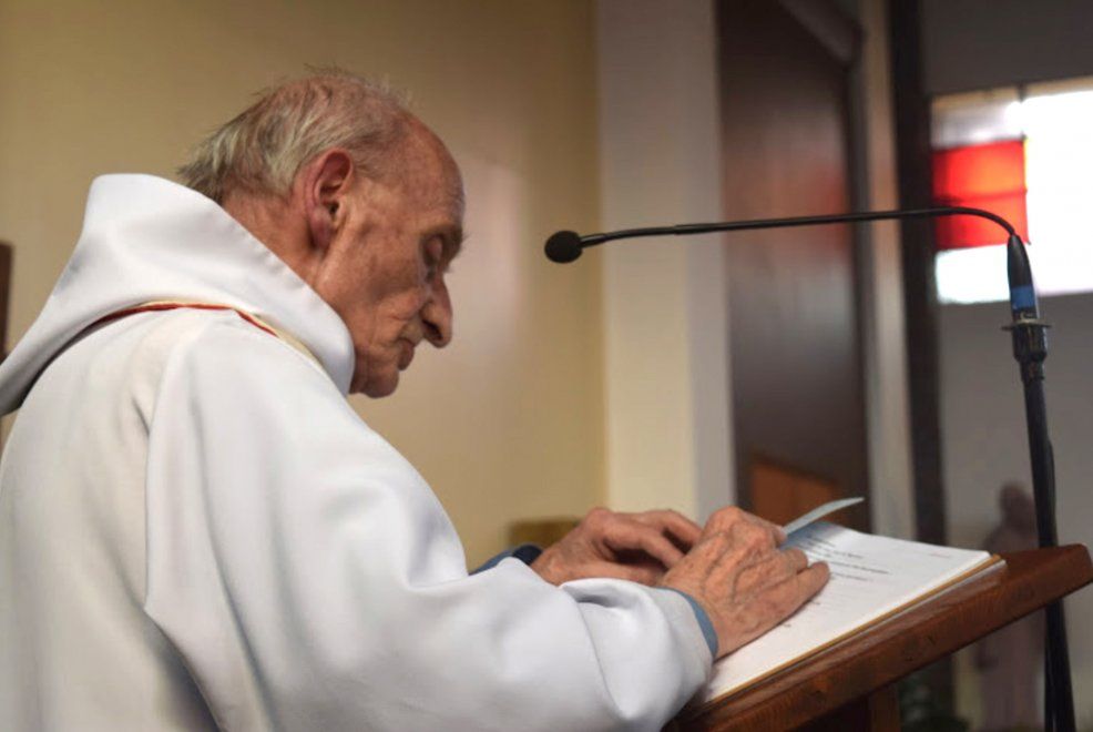 Rouen: migliaia per l’estremo saluto a Padre Jacques Hamel, sgozzato dall’Isis mentre celebrava la Messa article-post