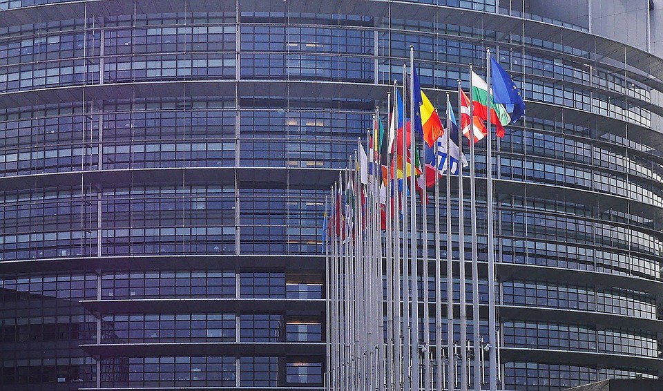 Parlamento Ue approva mozione: Fascismo e comunismo equiparati? article-post