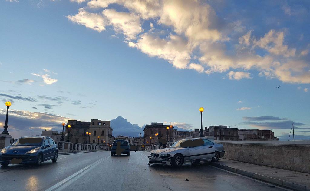 Taranto – Schianto all’alba sul Ponte Sant’Egidio (Foto) article-post