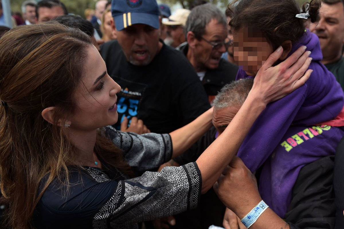 Lesbo, la regina Rania di Giordania visita i migranti article-post
