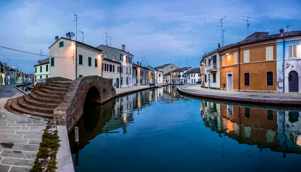 Comacchio e i ponti di primavera nell’azzurro article-post