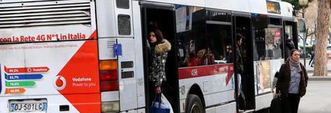 Roma, paura su un bus: giovane minaccia i passeggeri con una pistola (giocattolo) article-post