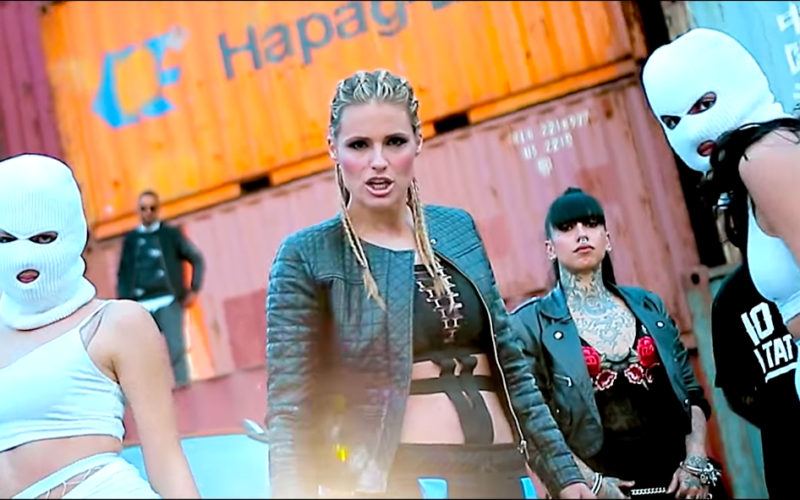 Michelle Hunziker e la sua svolta trap article-post