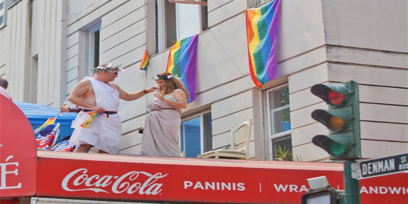 Orban vince la sua battaglia, Coca-Cola rimuove la pubblicità Gay article-post