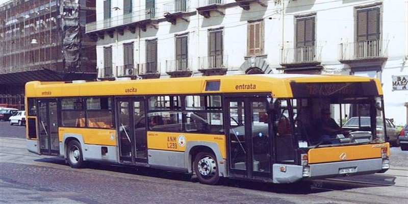 Controllore del pullman fa scendere donna incinta in preda alle doglie article-post