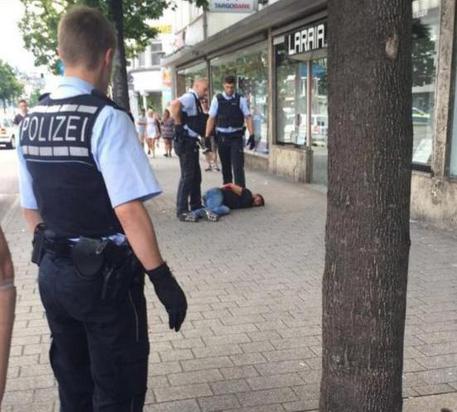 Germania, richiedente asilo siriano uccide a colpi di machete una donna polacca e ferisce altre due persone article-post