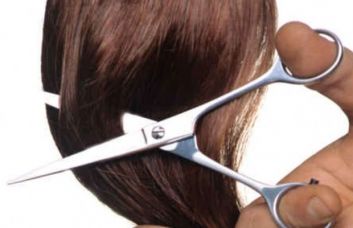 Una ragazza vende i suoi capelli article-post