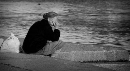 La morte solitaria di una donna invisibile article-post
