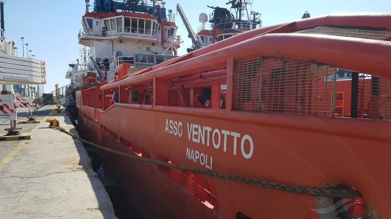 Nave italiana soccorre migranti e li riporta in Libia article-post