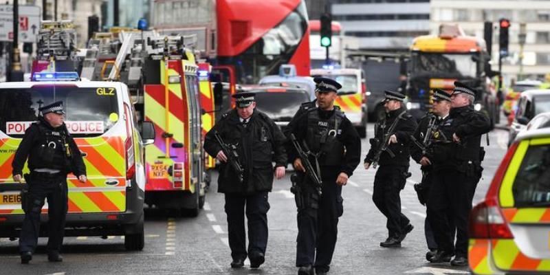 Attentato a Londra: auto contro la folla a Westminster article-post
