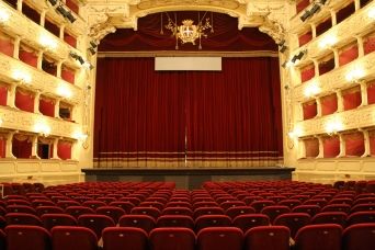 L’Orchestra del Teatro dell’Opera e il coro sono stati licenziati article-post
