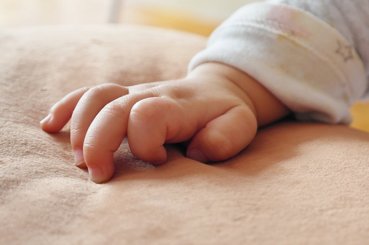 Scava per seppellire sua figlia morta, e trova in un vaso una neonata viva article-post