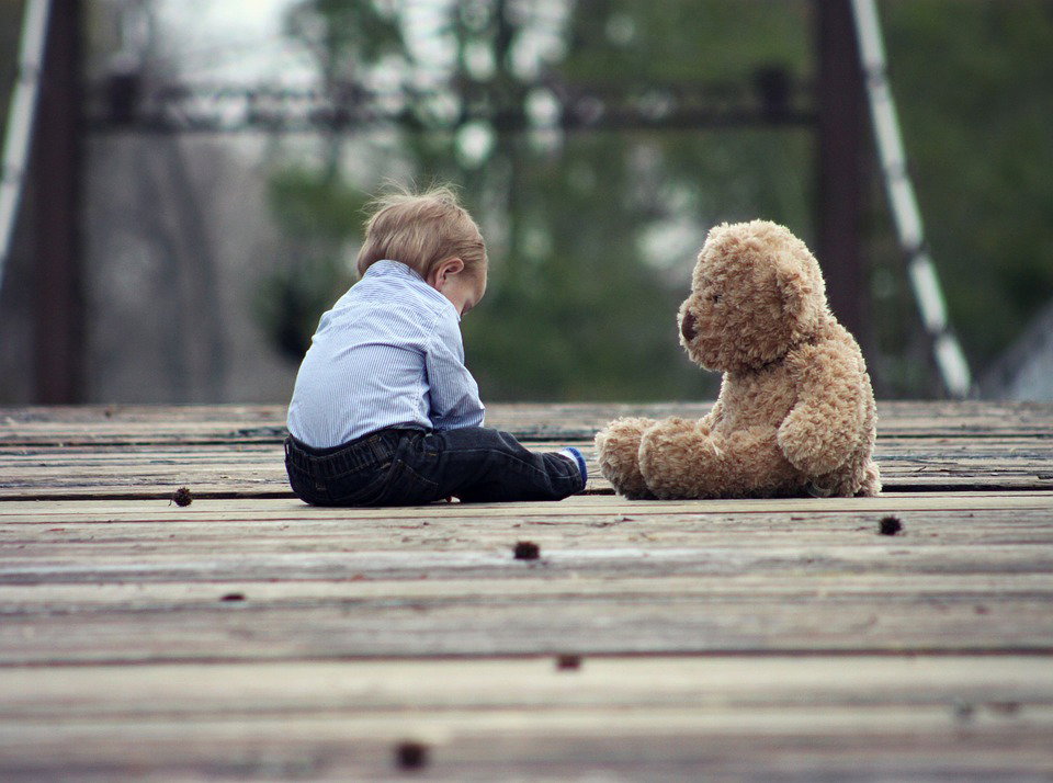 Bambino si nasconde e rimane intrappolato article-post