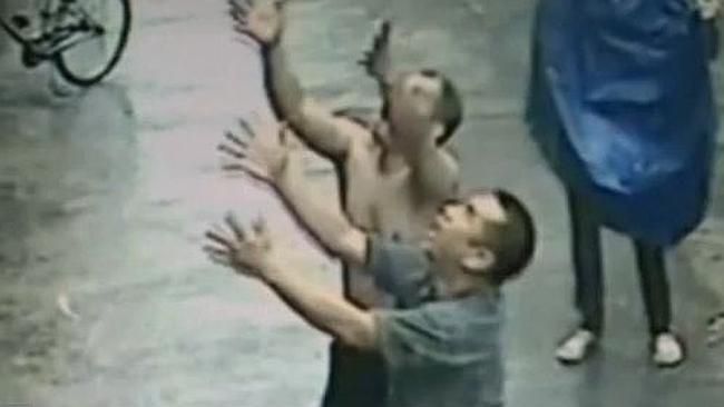 Video: Bambino cade da un palazzo di 2 piani, tra le braccia del suo salvatore article-post