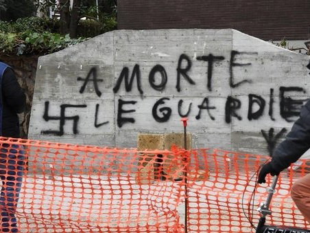 “A morte le guardie”: imbrattata la targa di Aldo Moro article-post