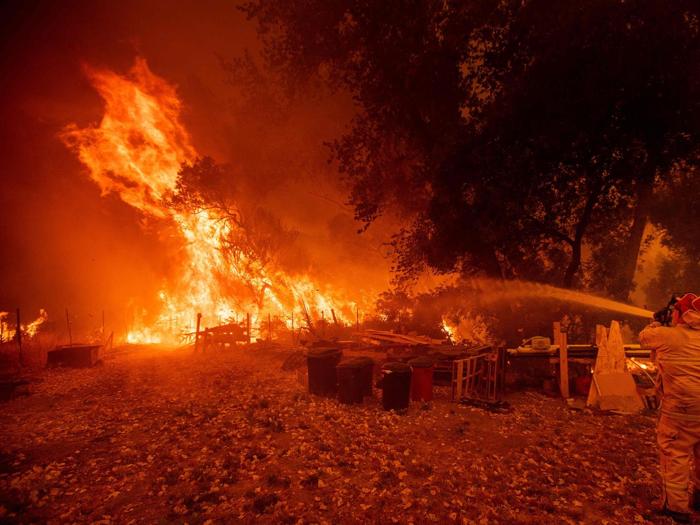 California in fiamme; devastata dal più grande incendio della storia article-post