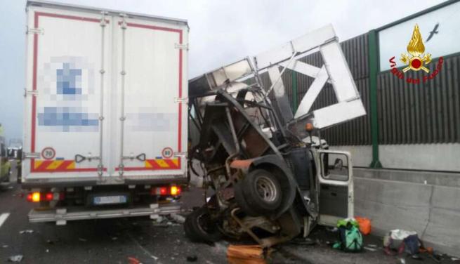Camion travolge e uccide due operai al lavoro. Un terzo in ospedale article-post
