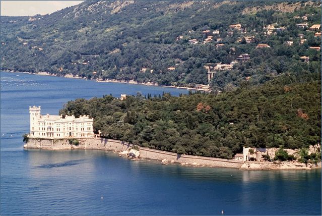 Il Castello di Miramare, tra mare e cielo article-post
