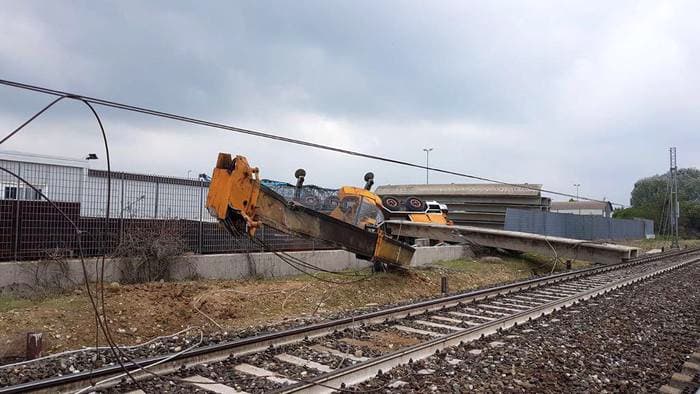 Treno deraglia a Cuneo colpito da una gru: dieci feriti article-post