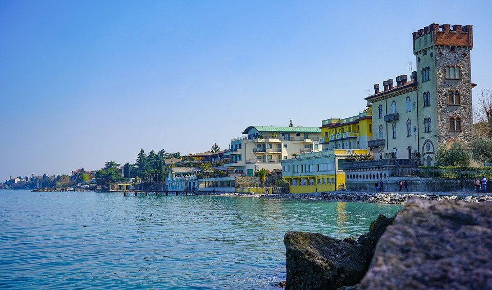 Tuffo nel lago, 12 persone escono piene di bolle article-post
