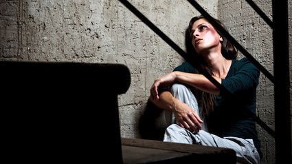 Si trucca per andare a lavoro: il compagno la massacra di botte article-post
