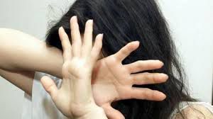 Follia della violenza: padre accoltella la figlia e cerca di strapparle gli occhi article-post