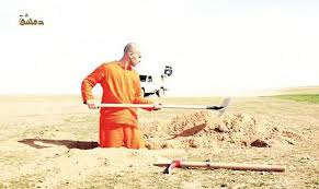 Isis: Video integrale del prigioniero che scava la sua fossa prima della decapitazione article-post