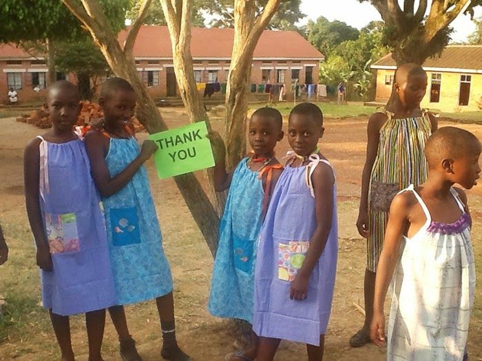 A 99 anni cuce un vestito al giorno per le bambine in Africa article-post
