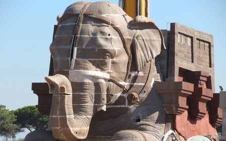 Elefante infuriato distrugge una casa, ma poi salva la bimba intrappolata sotto le macerie article-post
