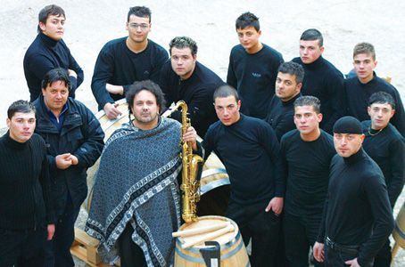 Il ritmo “primitivo” dei corpi. Enzo Avitabile & i Bottari in concerto a Licusati, una piazza di danzatori. article-post