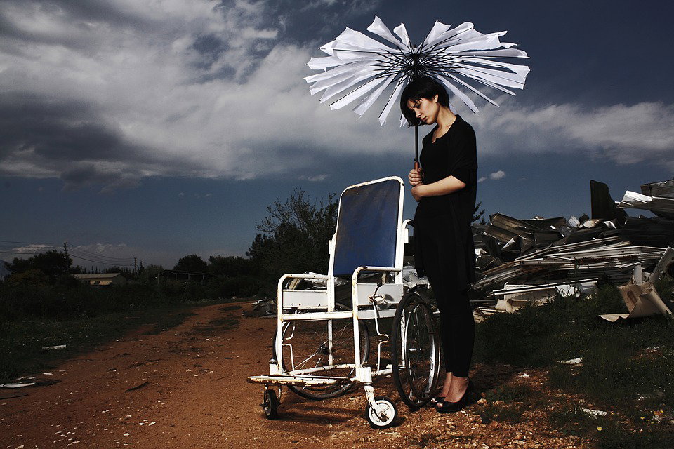 Modella paraplegica lancia una linea di vestiti per donne in carrozzina article-post