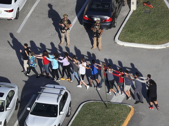 Ex studente spara e uccide 17 persone in Florida article-post