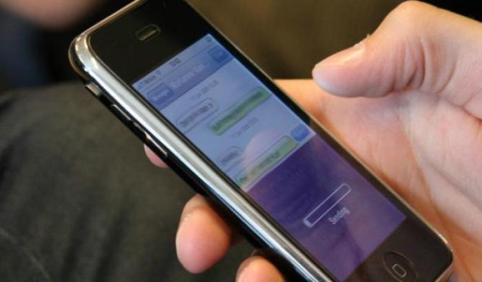 Foto hot di 60 ragazzine su WhatsApp, finiscono in rete article-post