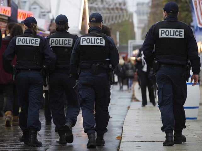 Parigi: sette passanti feriti da un uomo armato di coltello article-post