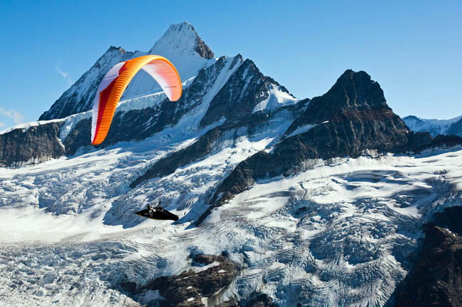Vola e cammina, la nuova frontiera del parapendio article-post