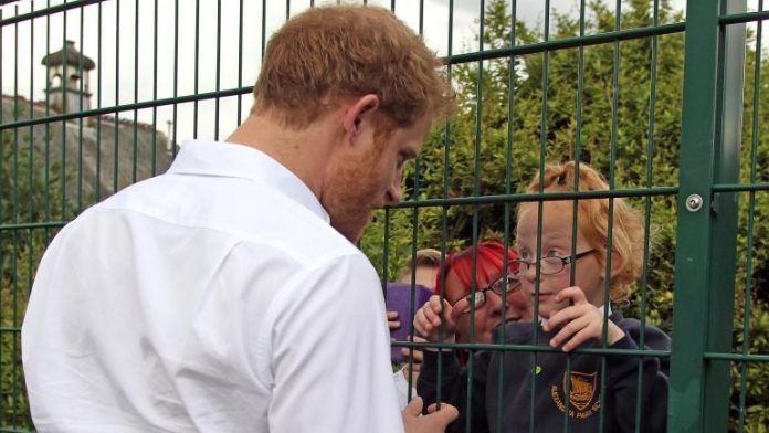 Principe Harry, bimba temeraria gli fa la proposta di matrimonio article-post