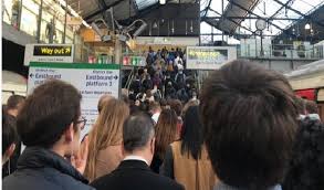 Stazione della metropolitana di Earl’s Court a Londra: panico article-post
