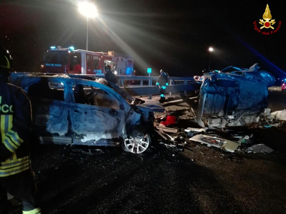 Sondrio: auto contromano sulla statale, sei morti article-post